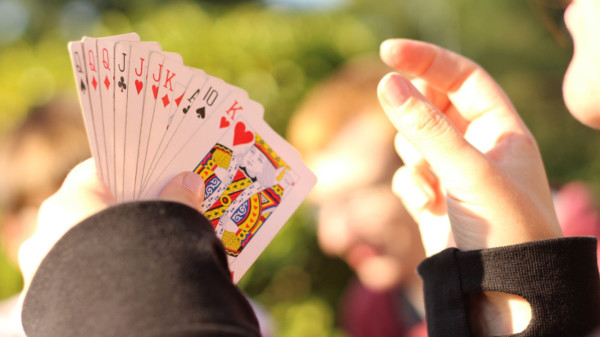Bild zeigt Hand mit Karten